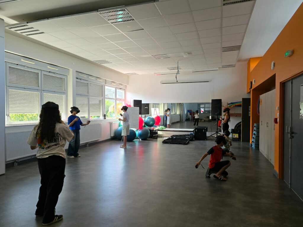 Des jeunes découvrent la réalité virtuelle