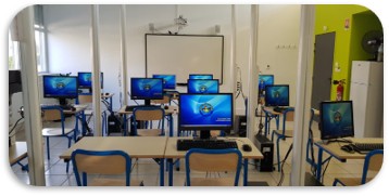 Une salle informatique équipée de postes